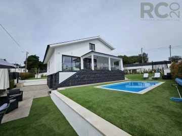 Moradia T5 para Venda em Rio de Mouro