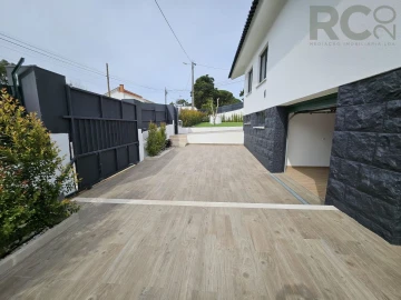 Moradia T5 para Venda em Rio de Mouro