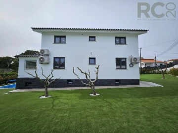 Moradia T5 para Venda em Rio de Mouro