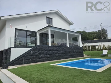 Moradia T5 para Venda em Rio de Mouro