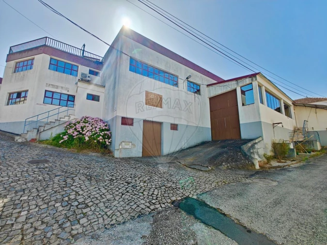 Armazém para Venda em Carvoeira e Carmões