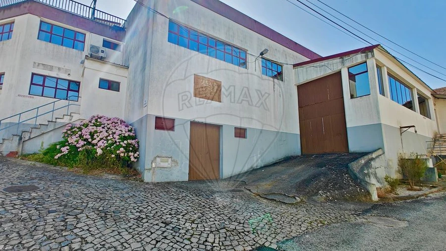 Armazém para Venda em Carvoeira e Carmões