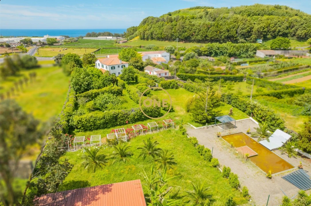 Moradia T6 para Venda em Rabo de Peixe Foto 14