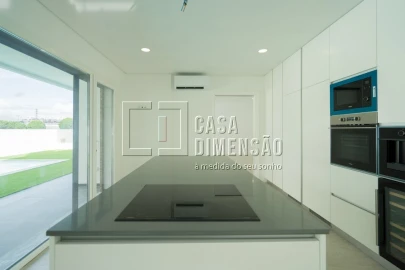 Moradia T5 para Venda em Charneca de Caparica e Sobreda