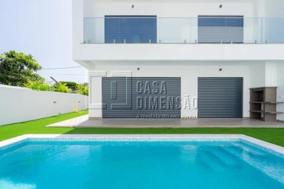 Moradia T4 para Venda em Corroios