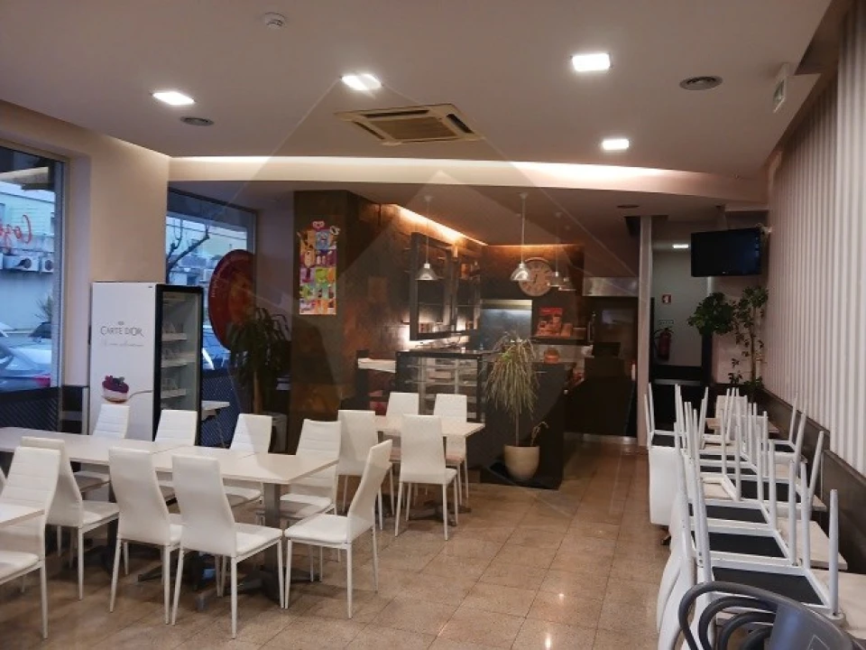 Loja para Arrendamento em Pedrouços Foto 2