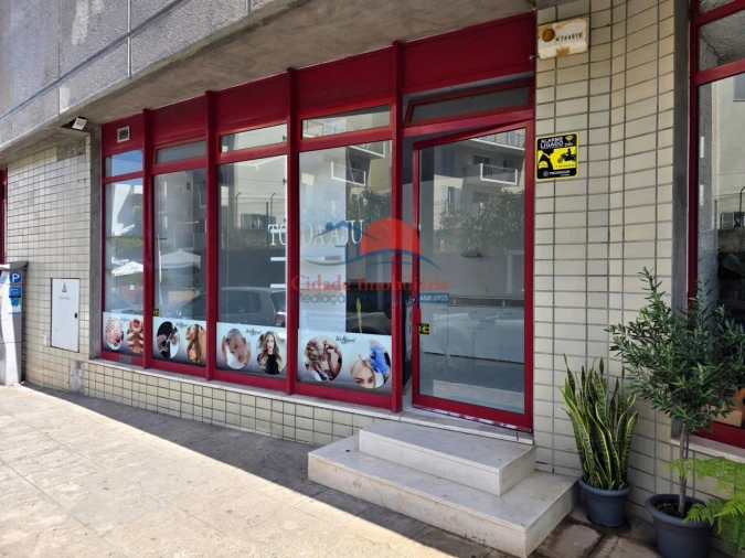 Loja para Arrendamento em São Martinho