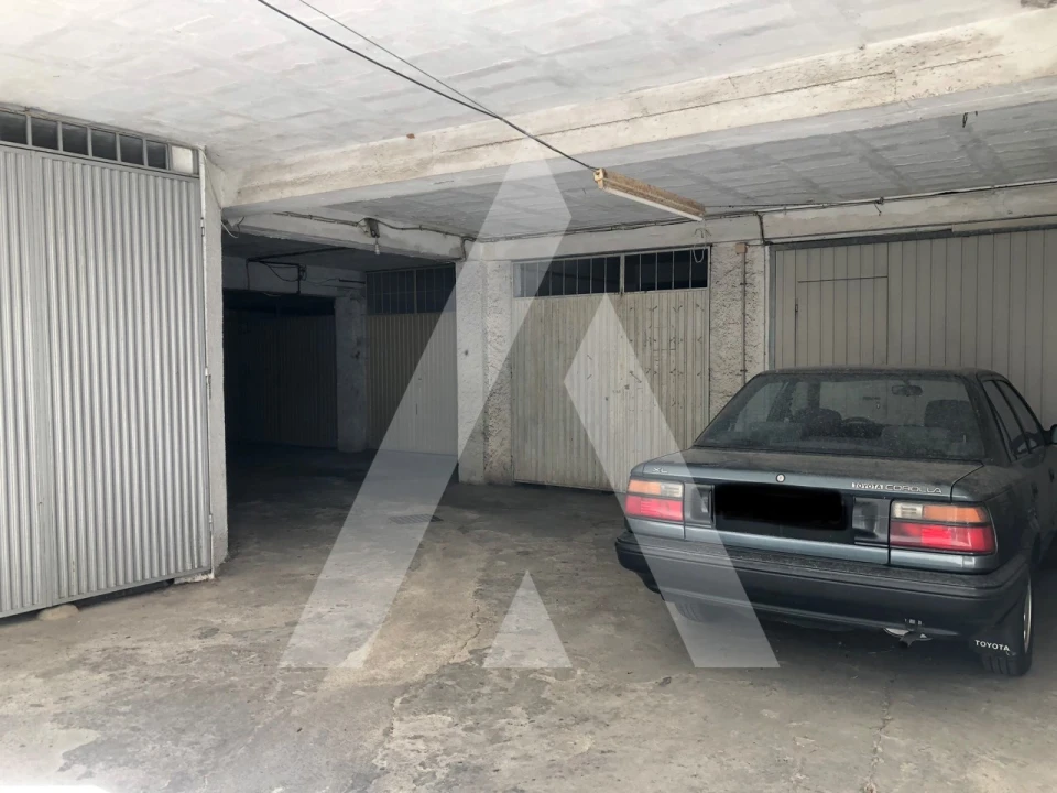 Garagem para Arrendamento em Santo Antonio dos Olivais Foto 6