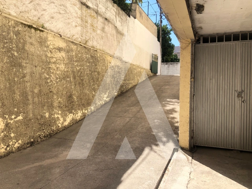 Garagem para Arrendamento em Santo Antonio dos Olivais Foto 2