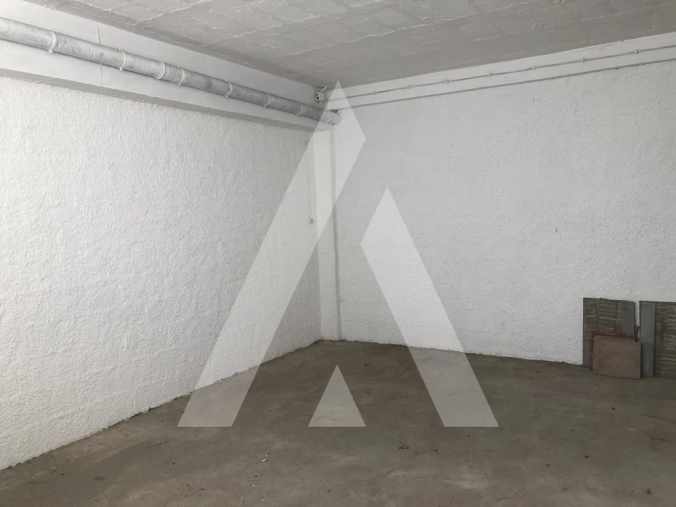 Garagem para Arrendamento em Santo Antonio dos Olivais Foto 12