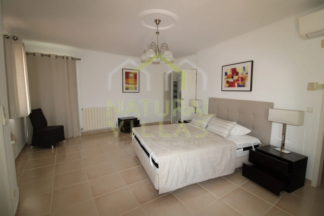 Moradia T4 para Venda em Almancil Foto 13