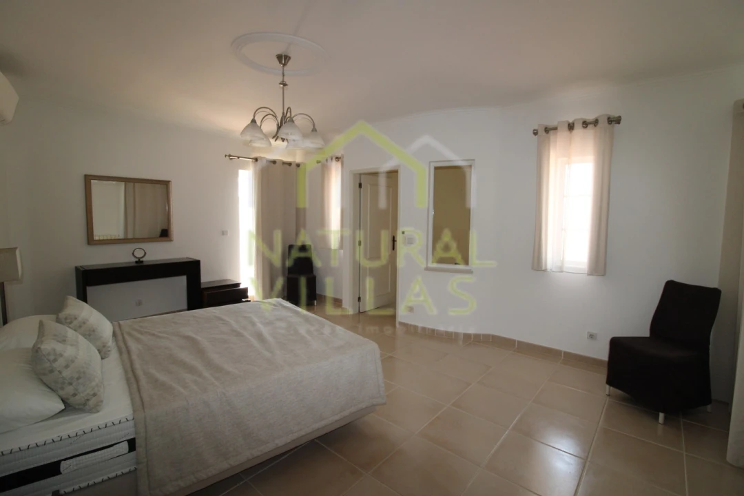 Moradia T4 para Venda em Almancil Foto 14