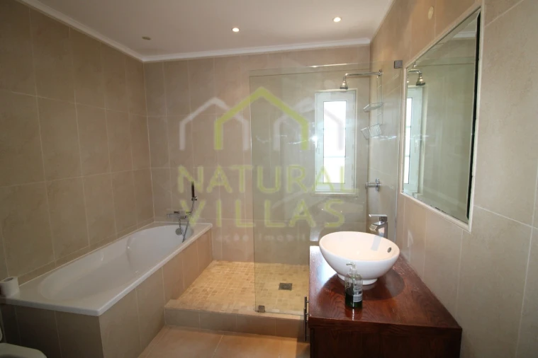 Moradia T4 para Venda em Almancil Foto 25