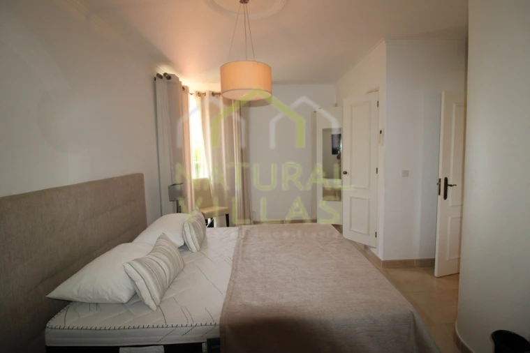 Moradia T4 para Venda em Almancil Foto 17