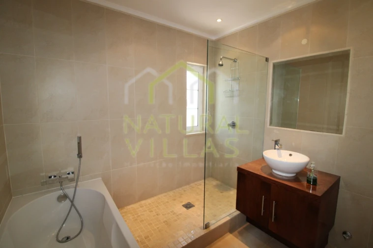 Moradia T4 para Venda em Almancil Foto 24