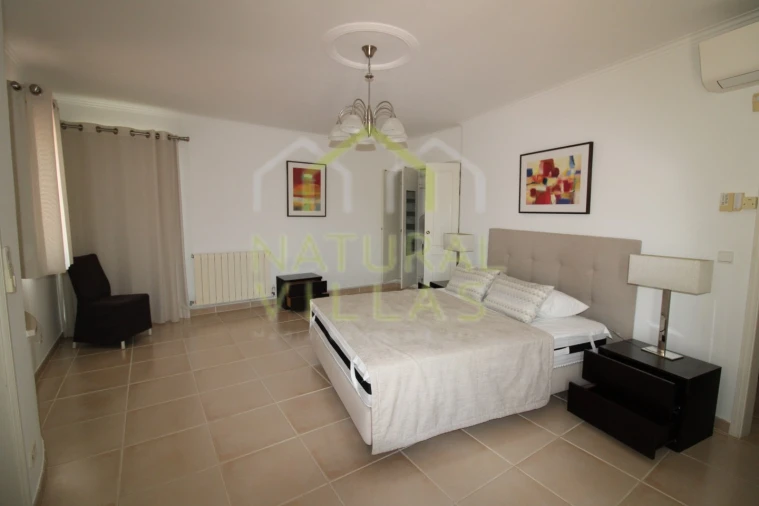 Moradia T4 para Venda em Almancil Foto 13