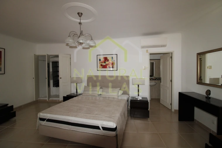 Moradia T4 para Venda em Almancil Foto 15