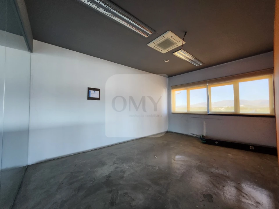 Armazém para Venda em Constantim e Vale de Nogueiras Foto 9