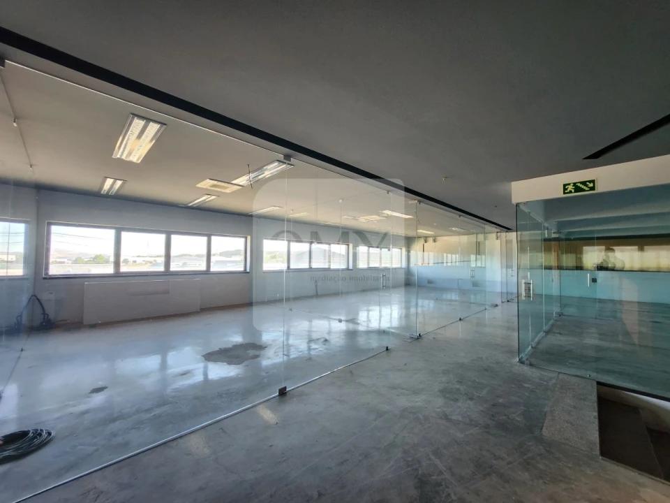 Armazém para Venda em Constantim e Vale de Nogueiras Foto 11