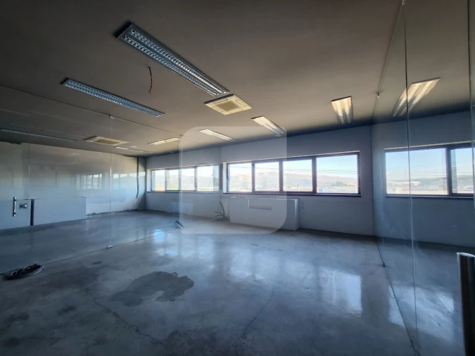 Armazém para Venda em Constantim e Vale de Nogueiras Foto 10