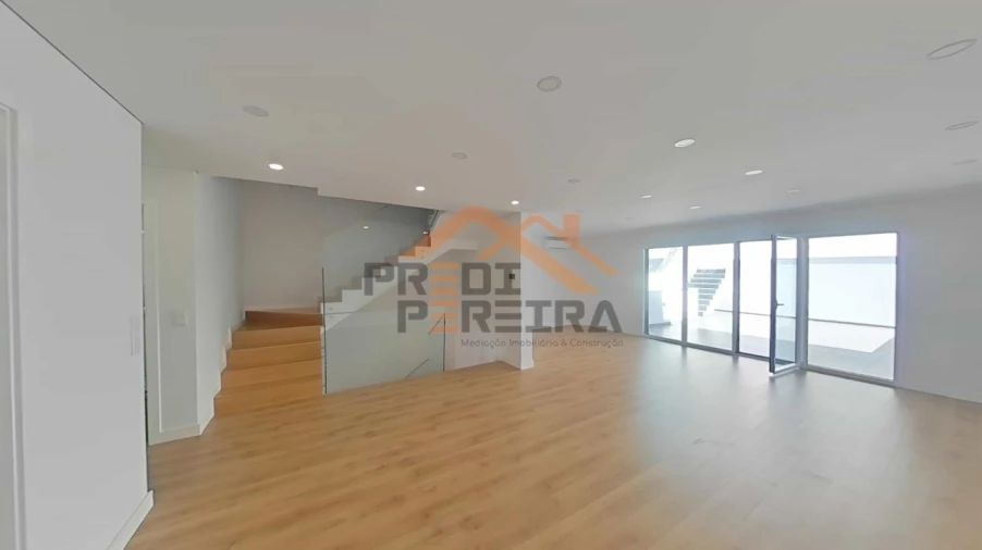 Moradia T4 para Venda em Ramada e Caneças Foto 4