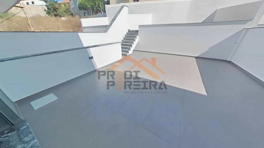 Moradia T4 para Venda em Ramada e Caneças Foto 2