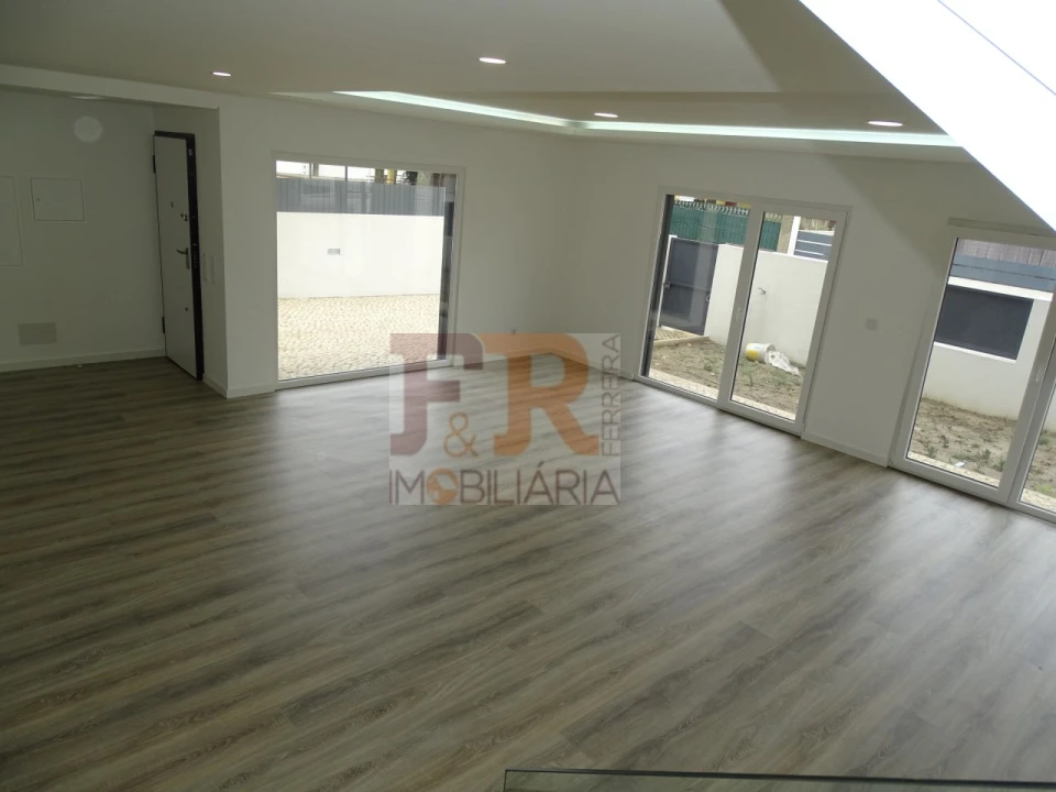 Moradia T4 para Venda em Fernao Ferro Foto 3