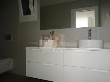 Moradia T4 para Venda em Fernao Ferro