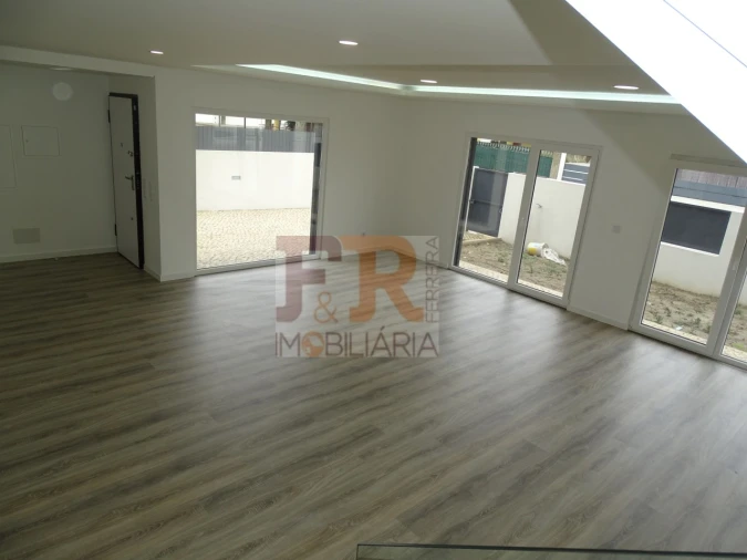 Moradia T4 para Venda em Fernao Ferro Foto 3