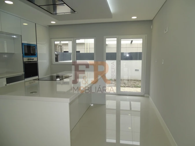 Moradia T4 para Venda em Fernao Ferro Foto 5