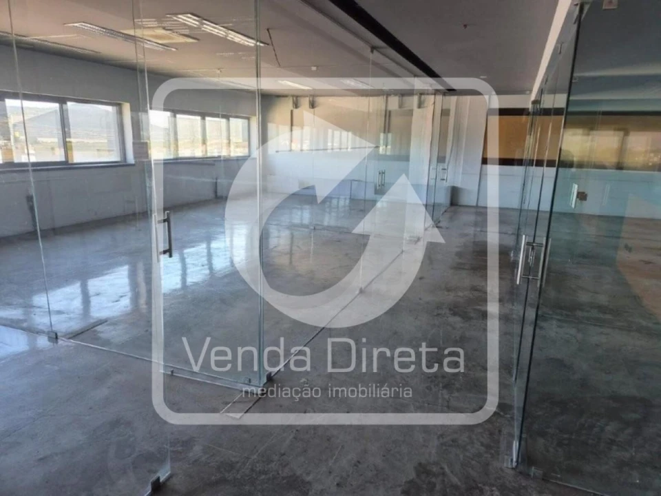 Armazém para Venda em Constantim e Vale de Nogueiras Foto 17