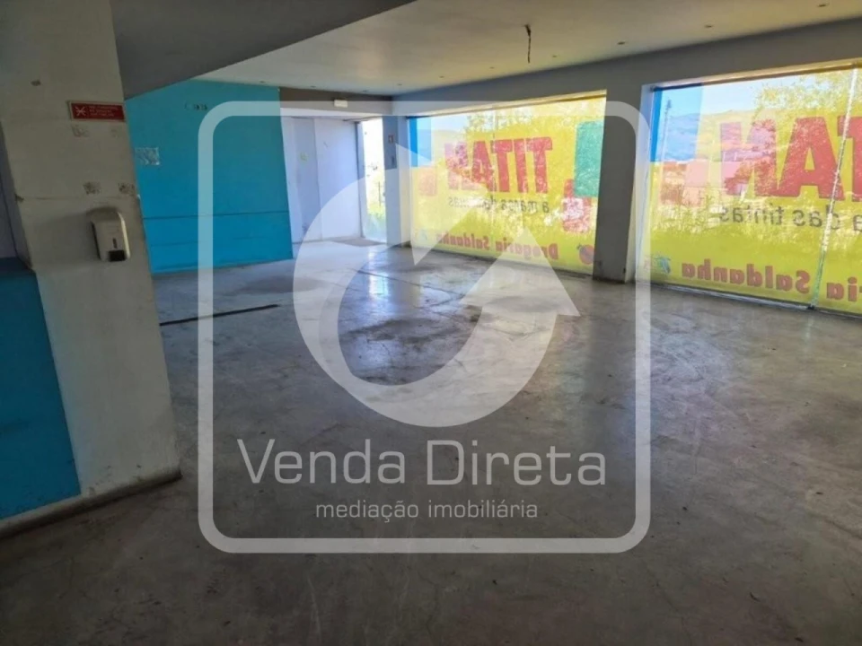 Armazém para Venda em Constantim e Vale de Nogueiras Foto 21