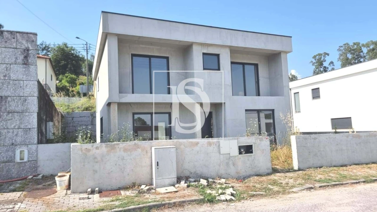 Moradia T3 para Venda em Fonte Arcada e Oliveira Foto 11