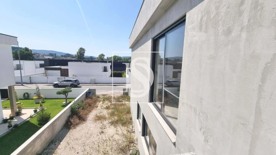 Moradia T3 para Venda em Fonte Arcada e Oliveira Foto 7