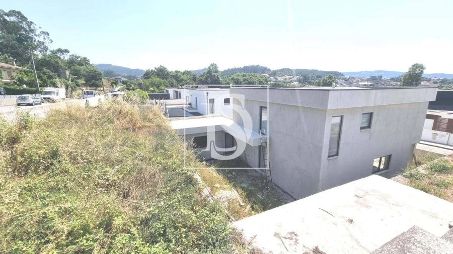 Moradia T3 para Venda em Fonte Arcada e Oliveira Foto 4