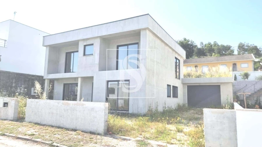 Moradia T3 para Venda em Fonte Arcada e Oliveira Foto 1