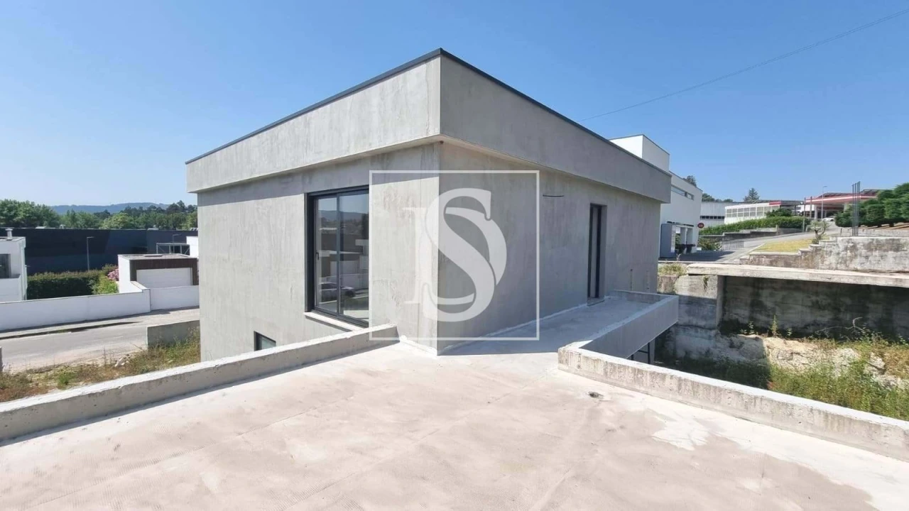 Moradia T3 para Venda em Fonte Arcada e Oliveira Foto 2