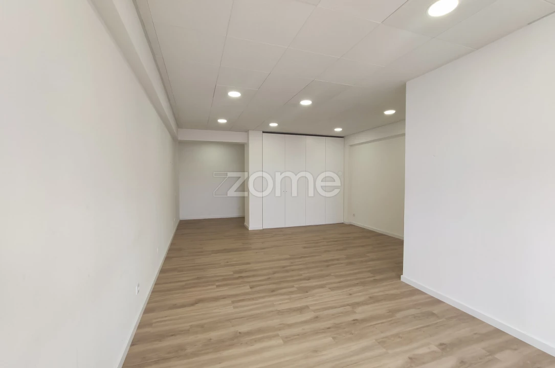 Escritório para Venda em Cidade da Maia Foto 1