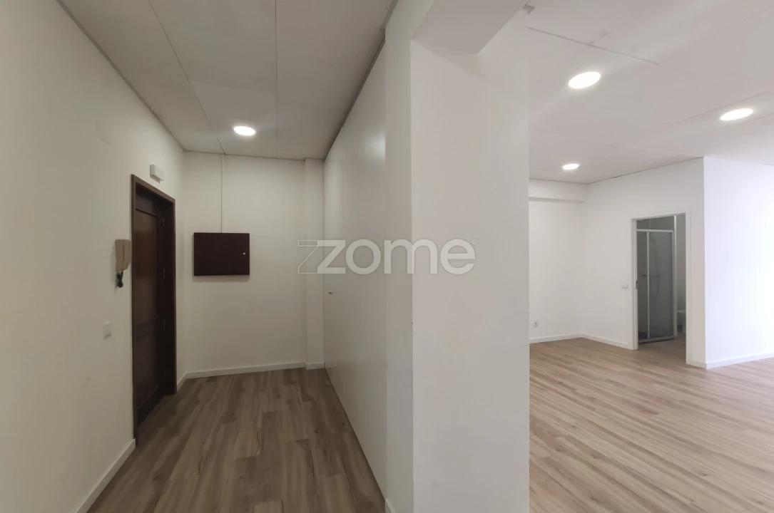 Escritório para Venda em Cidade da Maia Foto 4