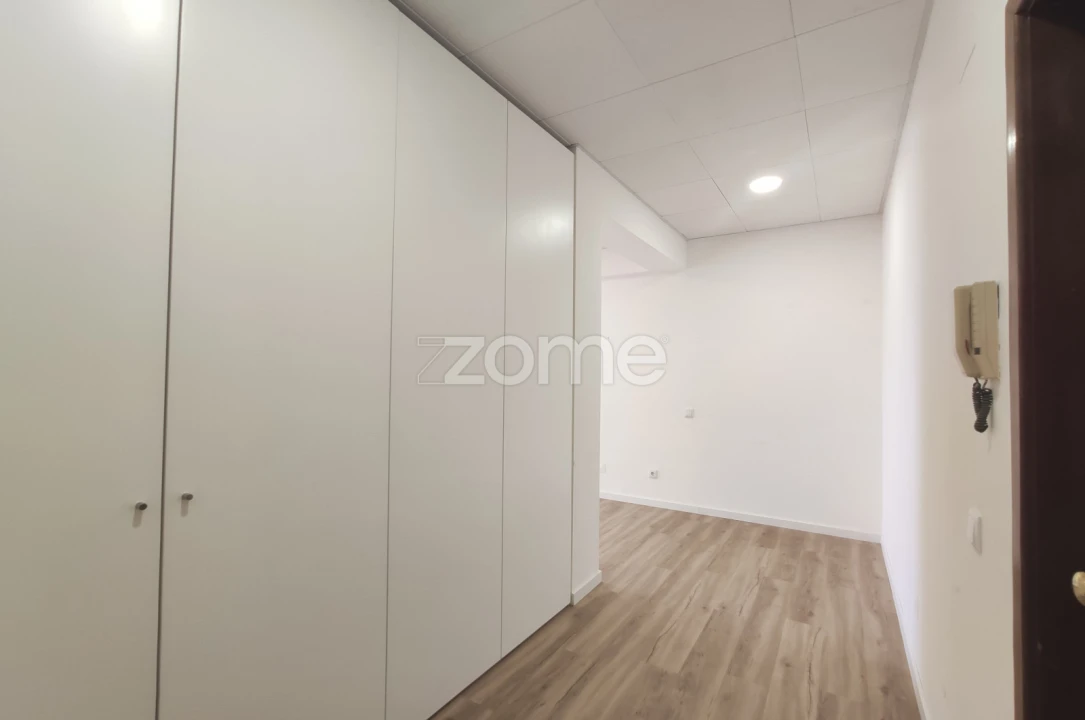 Escritório para Venda em Cidade da Maia Foto 3