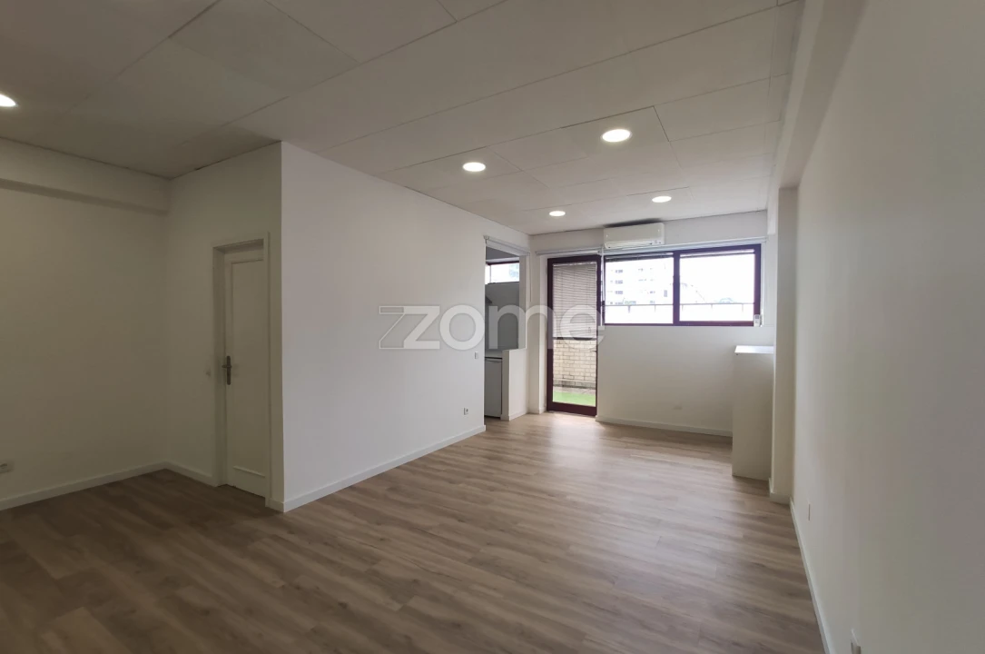 Escritório para Venda em Cidade da Maia Foto 11