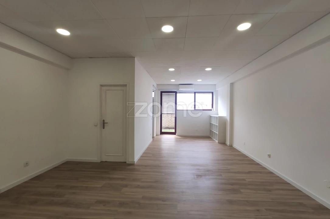 Escritório para Venda em Cidade da Maia Foto 12