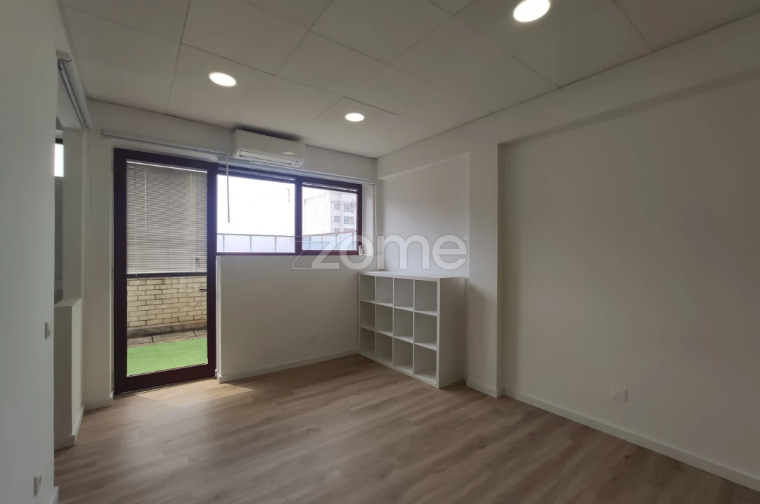 Escritório para Venda em Cidade da Maia Foto 13