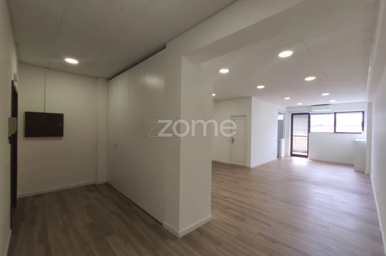 Escritório para Venda em Cidade da Maia Foto 2