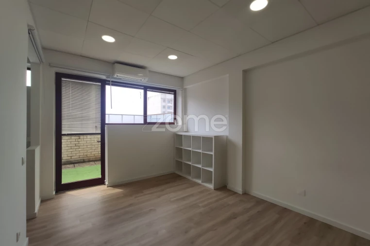 Escritório para Venda em Cidade da Maia Foto 13