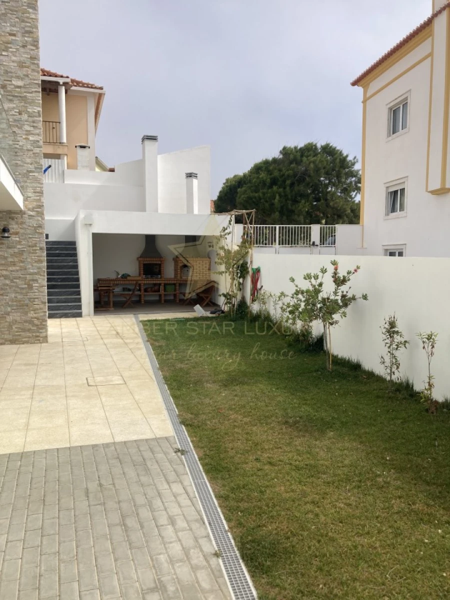 Moradia T4 para Venda em Carvoeira Foto 9