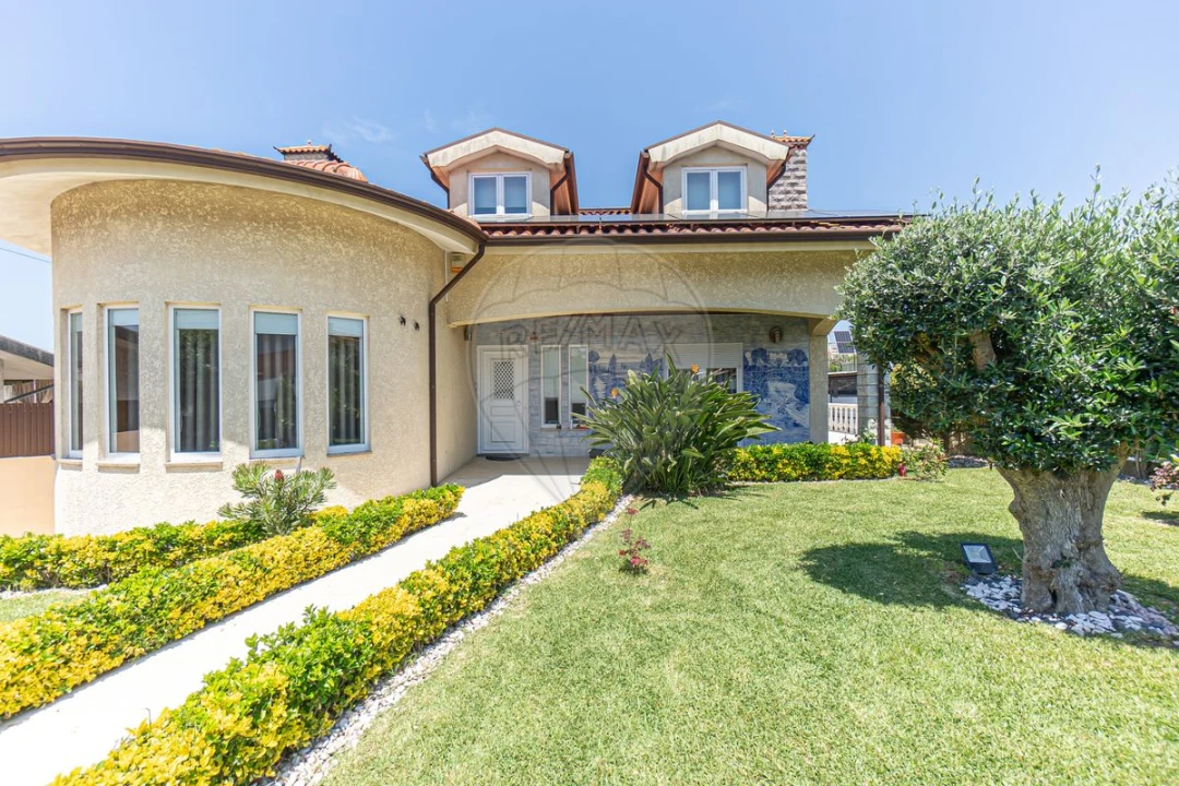 Moradia T5 para Venda em Nogueira da Regedoura Foto 1