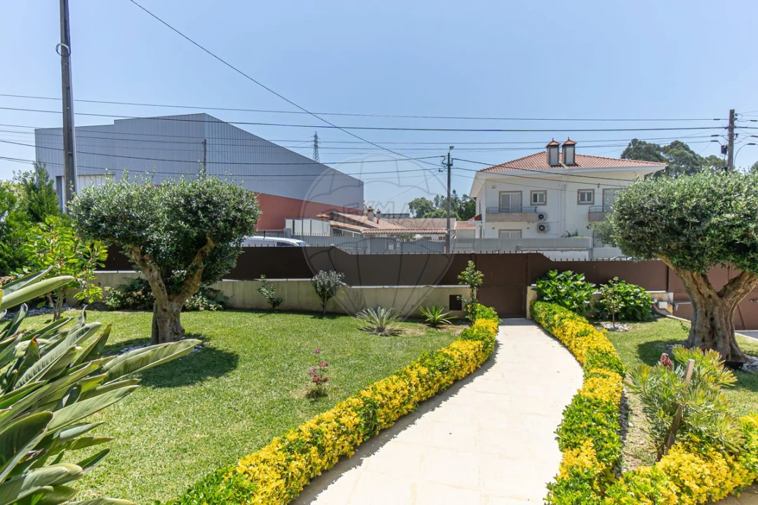 Moradia T5 para Venda em Nogueira da Regedoura Foto 3