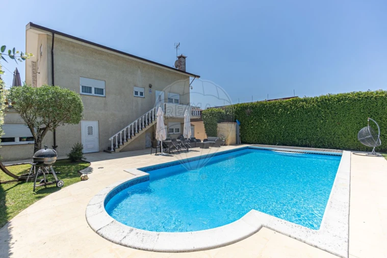 Moradia T5 para Venda em Nogueira da Regedoura Foto 7