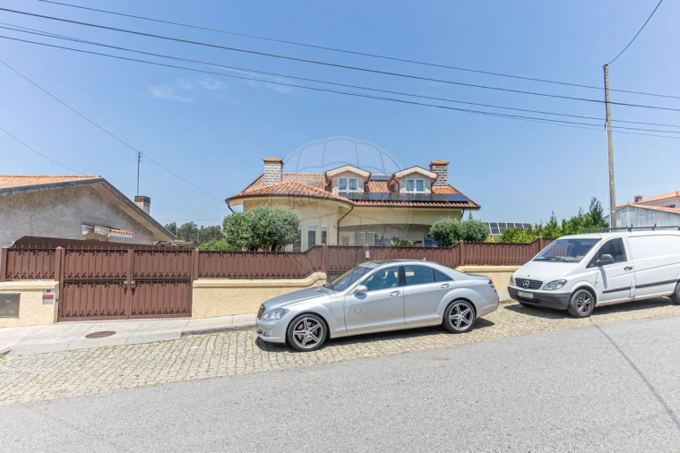 Moradia T5 para Venda em Nogueira da Regedoura Foto 2